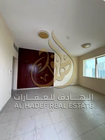 أجمل غرفتين وصالة مع بلكونة بإطلالة مفتوحة، 3 حمامات، خزائن حائط، غرفة خادمة و2 بلكونة، مساحة مميزة وتصميم عملي مناسب للعائلات.