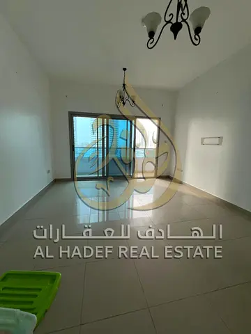 للايجار السنوي في الشارقة شقة 2 غرف وصالة - صالة منفصلة مع موزع بمنطقة الخان  بلكونة - اطلالة مفتوحة - تشطيبات ممتازة