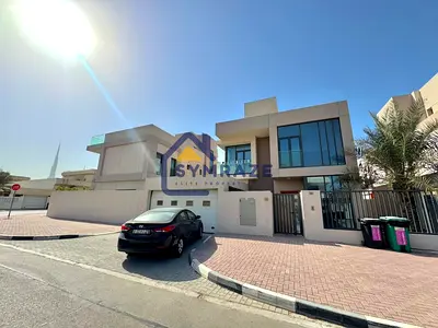 MODERN 4BR PRIVATE GARDEN & POOL INDEPENDENT VILLA