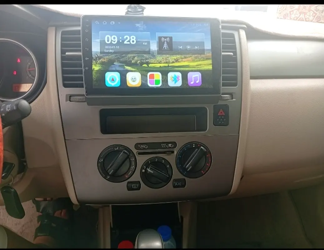 Nissan Tiida 2012 — photo 1 of 7