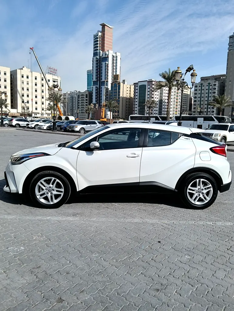 Toyota C-HR 2021 — photo 1 of 9