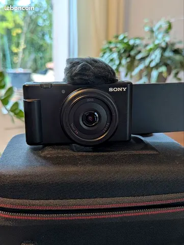 Sony compact camera with ZEISS lens and flip-out screen (used)