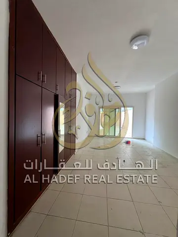 للإيجار السنوي في الشارقة – منطقة التعاون  شقة مميزة بمساحات واسعة وإطلالة مفتوحة في موقع حيوي بمنطقة التعاون، مناسبة للعائلات الباحثة عن الراحة والسك