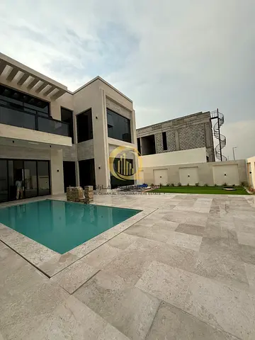 للبيع فيلا سوبر لوكس في الحوشي  الموقع استراتيجي صوب القصور و النوف و امام مسجد بر الوالدين  مساحة البناء 7500 مساحة الارض 10000