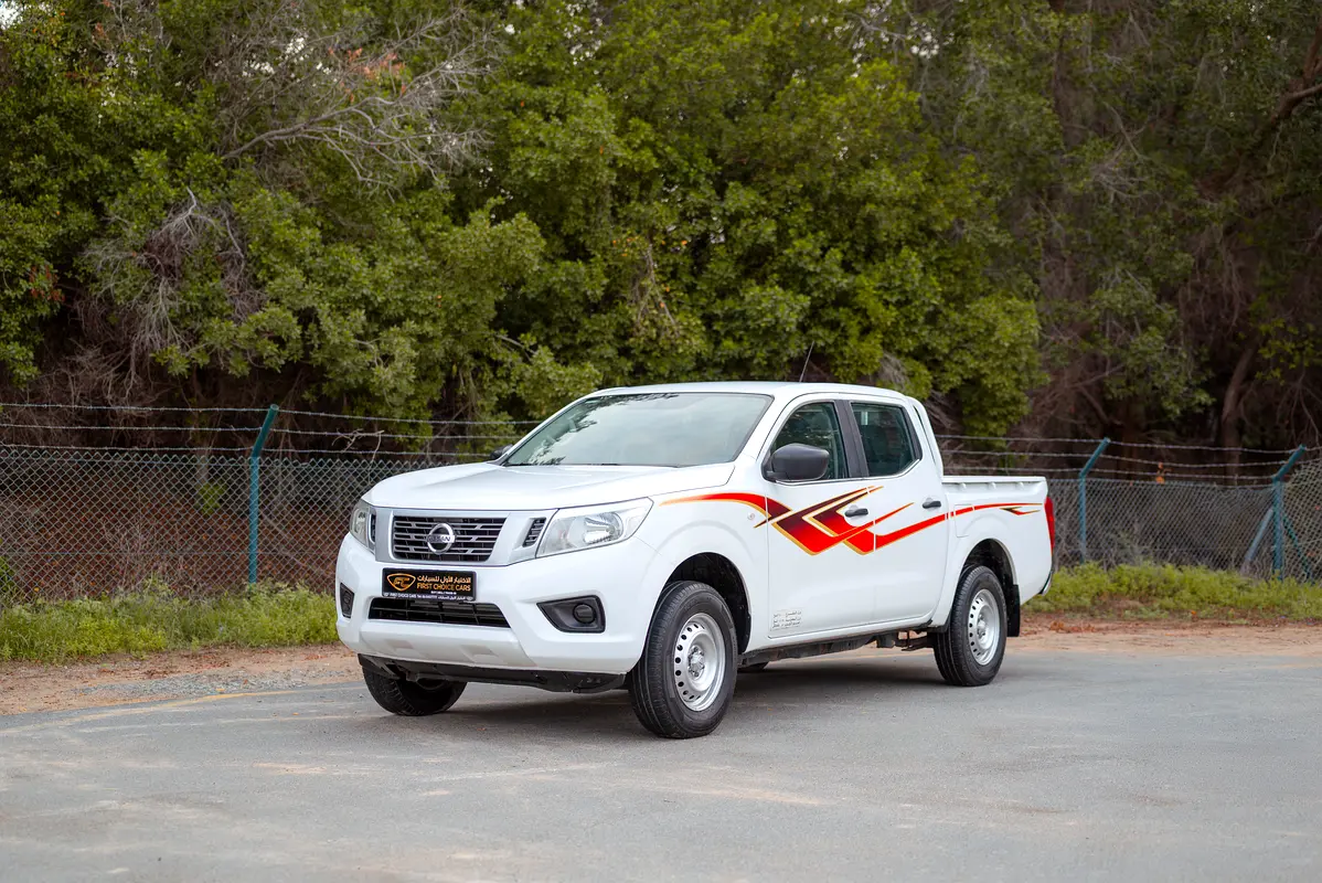 Nissan Navara 2022 — photo 1 of 14