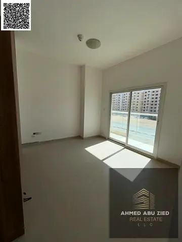 Two bedrooms and a spacious living room in a new building, first occupancy, with three bathrooms, ample space, built-in wardrobes, a distinctive balco