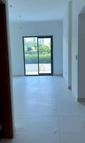 🏡 شقة أرضية فاخرة للبيع | غرفتين + صالة | تراس واسع | مبنى نسيم – جزيرة مريم