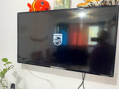 URGENT Sale due to relocation to UK. Philips, 39 inches Smart TV 350 AED