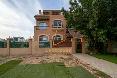 Exclusive |Spacious Upgraded Villa |Prime Location