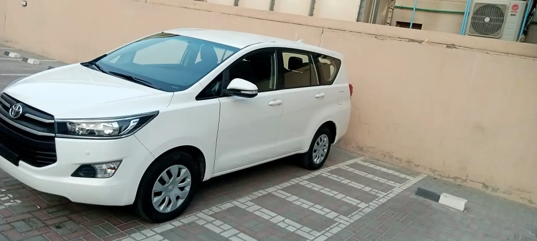 Toyota Innova 2020 — photo 1 of 10