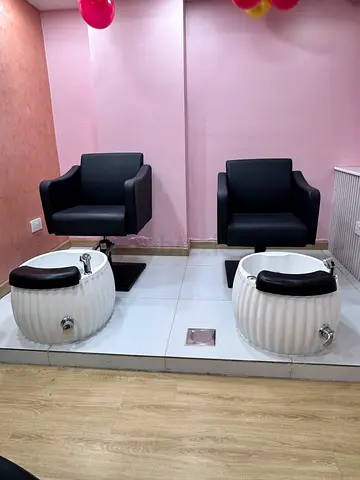 معدات صالون تجميل للبيع – بحالة ممتازة
Beauty Salon Equipment for Sale – Excellent Condition