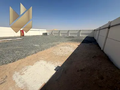 ساحة مفتوحة للإيجار السنوي - السجا، الشارقة. المساحة: ١٠٠٠٠ قدم مربع. الموقع: السجا - الشارقة. الميزات: مكتب وحمام متاحان