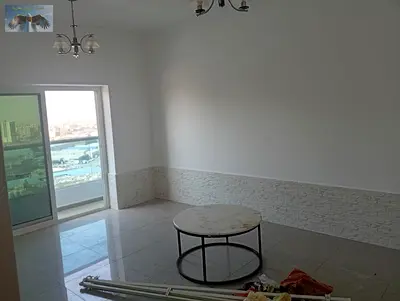 شقة رائعة في منطقة الجرف 2 بعجمان، تقع بجوار مدرسة وودلم الأمريكية ومقابل مركز دلتا مباشرة، مما يوفر موقعاً استراتيجياً يسهل الوصول منه إلى جميع الخدم