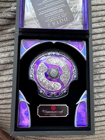Dota 2 Collectors Edition Shield + Roshan Skin 2025