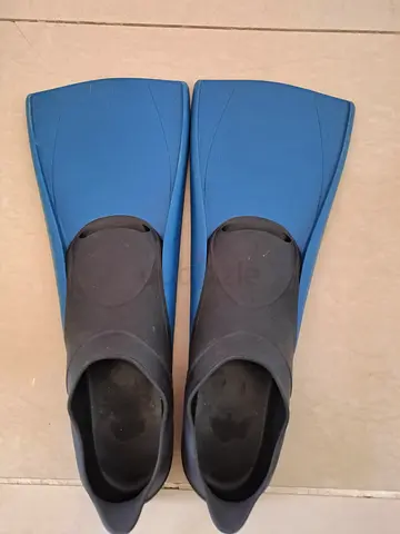 Pair of blue short swim fins (snorkel/swim) size 41-42 - good condition