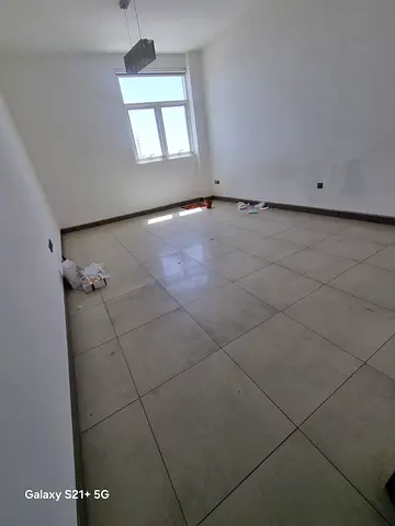 رصة مميزة للإيجار في الشارقة – القاسمية (بجوار الرولة) ✨ 🏡 شقة ثاني ساكن بحالة ممتازة وموقع حيوي قريب من جميع الخدمات 🔹 تفاصيل الشقة: غرفتين وصالة 2