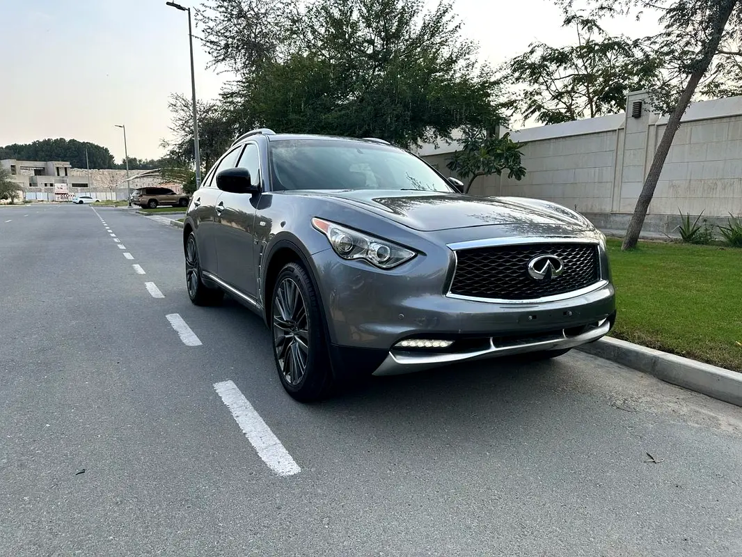 Infiniti QX70 2018 — photo 1 of 16