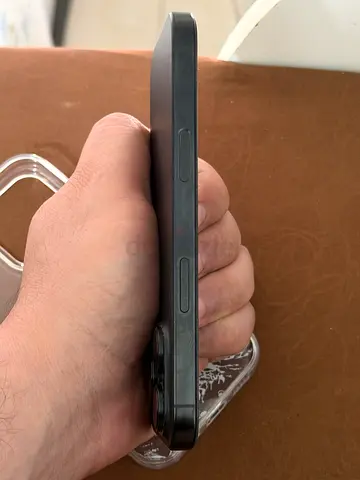 Used iPhone 16 pro with 5 protective cases and charger + box // 90% battery