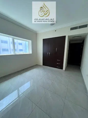 شقة 3 غرف وصالة مع غرفة خادمة للإيجار في الشارقة المجاز 2 مع باركن مجاني وموقع مميز قريب من الخدمات