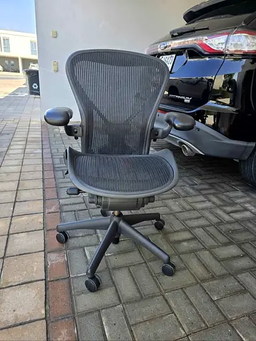 Herman Miller Selling Aeron Classic Chair fully loaded Size B and C