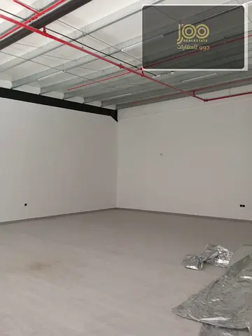 مستودع أول ساكن 3400 قدم بميزانين، أرضية إيبوكسي، 2 حمام، كهرباء 29KW، تشطيب عالي، موقع حيوي وسهل الوصول، مثالي للتخزين والتشغيل.