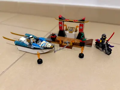 LEGO Juniors Ninjago - Zanes Ninja Boat Pursuit