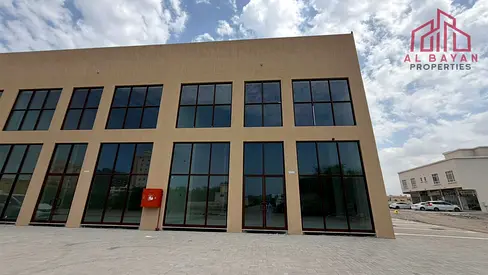 صالة عرض جديدة وواسعة في نخيل | رؤية عالية