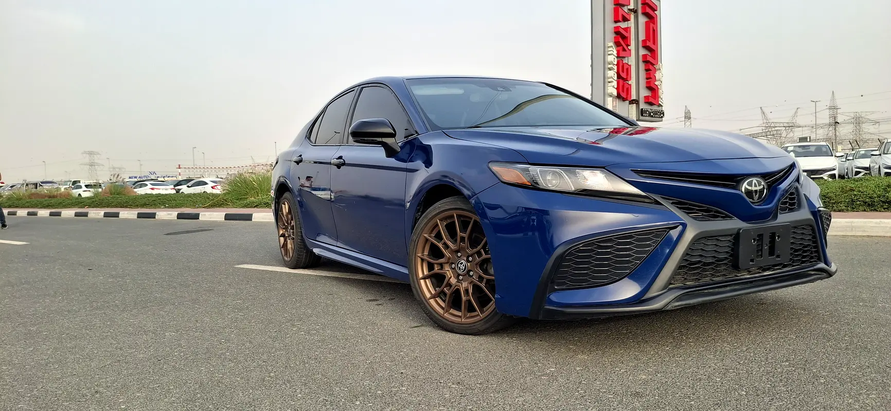 Toyota Camry 2023 — photo 1 of 19