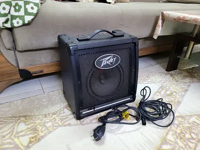 Peavey KB1 2-Channel Keyboard Amplifier w/ xlr male to female cable in excellent working condition