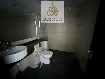 شقة غرفتين وصالة للإيجار في القصباء بالشارقة مع تكييف مجاني ومسبح وجيم وباركن مجاني بموقع مميز قريب من جميع الخدمات وتشطيبات راقية ومساحات مريحة