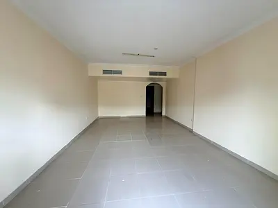 غرفة خادمه بلكونه باركينج في لوكيشن مميز طابق مرتفع