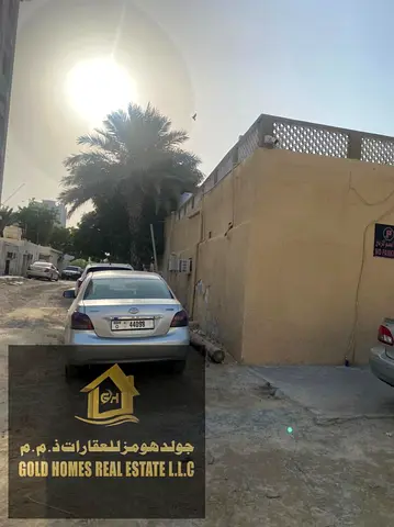 فرصه للمستثمرين في عجمان البستان بيت عربي (فيلا) مساحه 2000 قدم سكني تجاري مقسم إلى بيتين مؤجر بدخل 10%