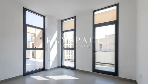 Streamlined City Home in a Seamlessly Connected Area | Resale