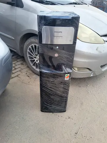 Bottom load water dispenser