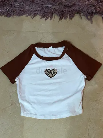 Cropped Kids brown  white raglan t-shirt with leopard heart - size 10-11 years old