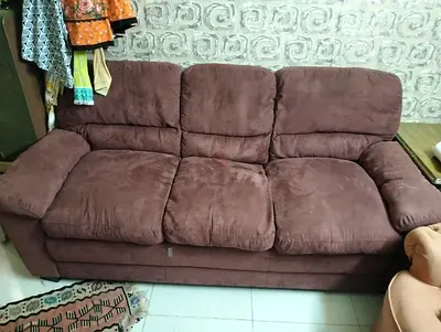 Maroon 5 seater fabric sofa clean n koozi - 2 single seater classic sofa, good condition . 400 aed