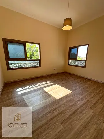 للبيع شقه غرفتين وصاله بالمجاز باطلاله ع قناه القصباء مع باركن للبيع مع الفرش موقع استراتيجي قريب من كل وجهات الشارقه