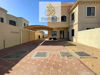 فيلا للإيجار في الحوشي بالشارقة بمساحة 4500 قدم مكونة من طابقين مع 4 غرف وصالة ومجلس وحديقة مناسبة وتشطيب مميز وموقع هادئ وتسهيلات دفع على 4 دفعات