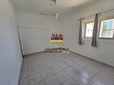 شقة غرفتين وصالة في القاسمية الشارقة، حمامين، بلكونة، اطلالة بحرية، مساحة واسعة، جيم ومسبح، بدون باركنغ. السعر 40,000 سنوياً.
