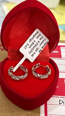 Elegant 18K Gold Earrings with Natural Diamonds