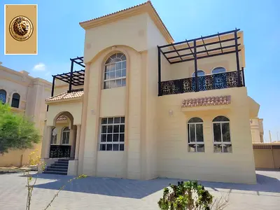 ستمتع بتجربة سكن مريحة في هذه الفيلا المميزة بمنطقة الحميدية 1، حيث المساحات الواسعة والتصميم العملي الذي يلبي احتياجات العائلات الكبيرة، ضمن بيئة هاد