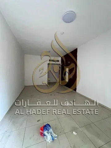 شقة للإيجار في التعاون الشارقة | 3 غرف وصالة + خادمة | تراس كبير | 2 بلكونة | باركن مجاني | إطلالة مفتوحة