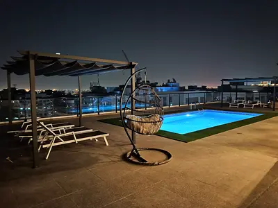 LIKE A NEW LUXURIOUS 2 BEDROOM WITH CLOSED KITCHEN ,GYM,POOL AND COVERED PARKING.