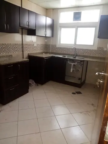 شقة غرفة وصالة بالمجاز 3 موقع حيوي قريب الكورنيش مع تكييف مركزي وخزائن ومواقف مجانية فرصة سكن مريحة بسعر مناسب للعائلات