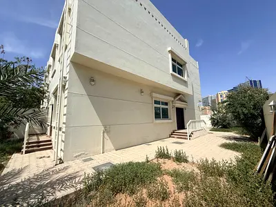 فيلا 4 غرف وصالة في النخيلات طابقين، بلكونة بإطلالة عجمان، غرفة خادمة وغرفة غسيل، الإيجار 95,000 درهم سنويًا دفعات سهلة.