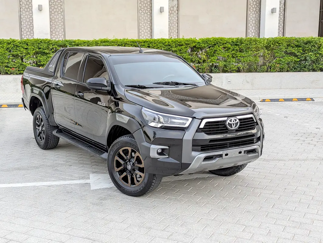 Toyota Hilux 2022 — photo 1 of 17