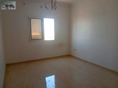 شقة مميزة تقع في منطقة الجرف 2 على شارع الجرف مباشرة مقابل مدرسة الأقصى الخاصة،