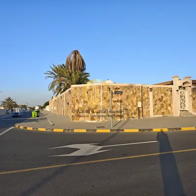 للبيع بيت شعبي – الرفاع | الشارقة  زاوية – موقع مميز   المساحة: 11,790 قدم مربع  الوصف: بيت شعبي مع 3 ملاحق  الحالة: يحتاج صيانة