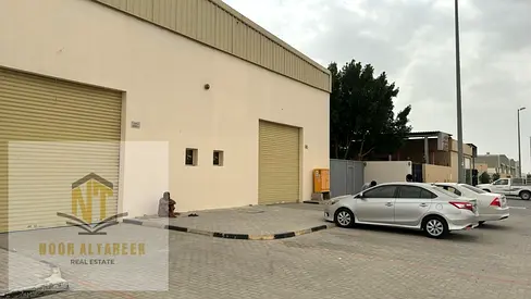مستودع للإيجار - الصجعة، الشارقة  المساحة: ٣٠٠٠ قدم مربع مع طابق نصفي  الطاقة: ٢٥ كيلوواط