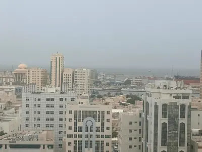 شقة غرفة وصالة في القاسمية السور بإطلالة بحرية، مساحة كبيرة، 2 حمام، جيم ومسبح مجاني، الإيجار 36,000 درهم بدون رسوم.